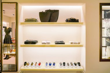 Milan, İtalya - Kasım, 2017 yaklaşık: Alexander Mcqueen elbise Rinascente ekranda çeşitli. Rinascente yüksek kaliteli mağazaları oluşur.