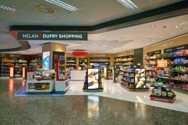 Milan Malpensa, İtalya - Kasım, 2017 yaklaşık: Milan-Malpensa Havaalanı'nda bir dükkan