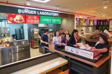 Busan, Güney Kore - Mayıs, 2017 yaklaşık: içinde Burger laboratuvar Gimhae Havalimanı, dış hatlar terminali.