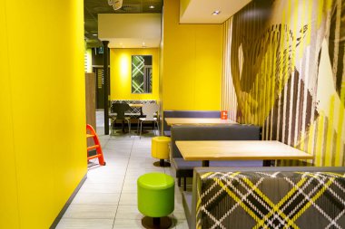 Milan, İtalya - Kasım, 2017 yaklaşık: İçinde Mcdonald's Restoran. Bir Amerikan hamburger ve fast food restoran zinciri McDonald's olduğunu.