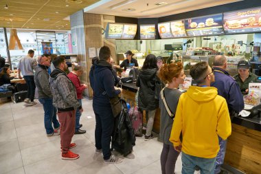 Milan Malpensa, İtalya - yaklaşık Kasım, 2017: Milan-Malpensa Havalimanı'nda bir Mcdonalds hizmet sayaç satırında.