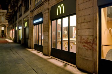 Milan, İtalya - Kasım, 2017 yaklaşık: bir Mcdonald's restoranda akşam Milano'da.