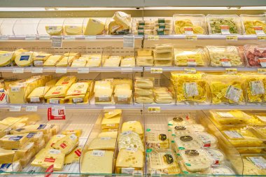 Rome, İtalya - Kasım 2017 yaklaşık: peynir Conad süpermarket Roma'da sergilenen.