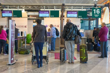 Milan Malpensa, İtalya - Kasım, 2017 yaklaşık: Qatar Airways iade alan, Milan-Malpensa airport, Terminal 1. 