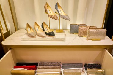 Rome, İtalya - Kasım, 2017 yaklaşık: Jimmy Choo ayakkabı bir ikinci amiral gemisi mağaza Rinascente Roma ekranda.