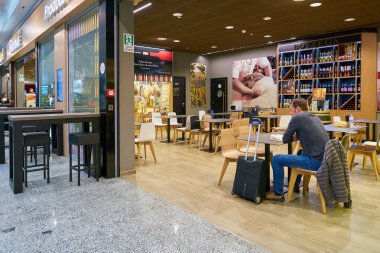 Milan Malpensa, İtalya - Kasım, 2017 yaklaşık: gıda mahkeme Milan-Malpensa Havalimanı'nda.