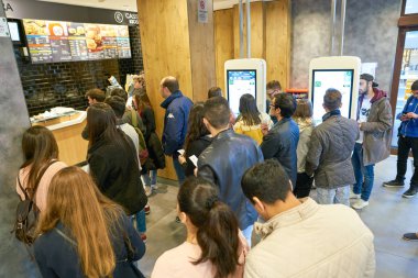 Rome, İtalya - Kasım, 2017 yaklaşık: Mcdonald's Restoran, Roma, insanlar. 