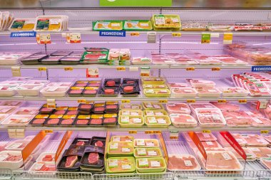 Rome, İtalya - Kasım 2017 yaklaşık: taze et Conad süpermarket Roma'da sergilenen.