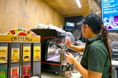 Milan, İtalya - Kasım, 2017 yaklaşık: çalışan bir Mccafe kahve dükkanında. Mcdonald's tarafından sahip olunan bir kahve evi tarzı yiyecek ve içecek zinciri, McCafe olduğunu.