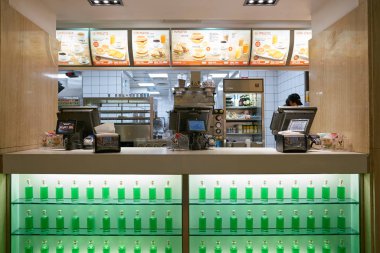 Rome, İtalya - Kasım, 2017 yaklaşık: Mcdonald's Restoran Roma hizmetinde counter.    