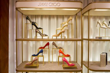 Rome, İtalya - Kasım, 2017 yaklaşık: Jimmy Choo ayakkabı bir ikinci amiral gemisi mağaza Rinascente Roma ekranda.