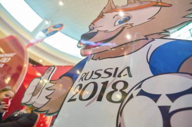Kaliningrad, Rusya Federasyonu - Mart, 2018 yaklaşık: Europe Alışveriş Merkezi'nde FIFA Dünya Kupası 2018 kurt Zabivaka resmi maskotu kadeh yukarıya kapatmak