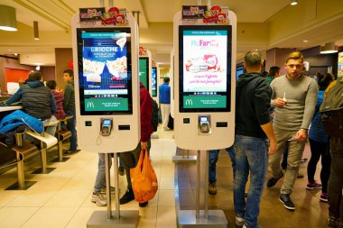 Milan, İtalya - Kasım, 2017 yaklaşık: öz kiosklar Mcdonald's Restoran sipariş.