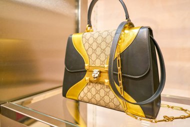 Milan, İtalya - Kasım, 2017 yaklaşık: yakından atış Gucci çanta Rinascente ekranda. Rinascente yüksek kaliteli mağazaları oluşur.