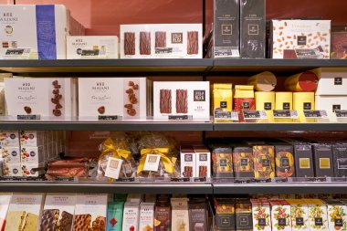 Rome, İtalya - Kasım, 2017 yaklaşık: bir ikinci amiral gemisi mağaza Rinascente Roma Merkezi'nde sergilenen ürünler çeşitli.