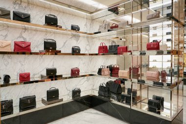 Rome, İtalya - Kasım, 2017 yaklaşık: Yves Saint Laurent çanta bir ikinci amiral gemisi mağaza Rinascente Roma ekranda.