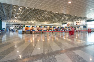 Milan Malpensa, İtalya - Kasım, 2017 yaklaşık: Emirates Havayolları iade alan, Milan-Malpensa airport, Terminal 1. 