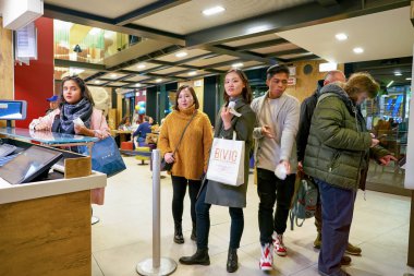 Milan, İtalya - Kasım, 2017 yaklaşık: müşteriler bir Mcdonald's restoranı Milano.