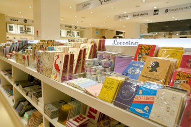 Rome, İtalya - Kasım, 2017 yaklaşık: bir ikinci amiral gemisi mağaza Rinascente Roma Merkezi'nde sergilenen ürünler çeşitli.