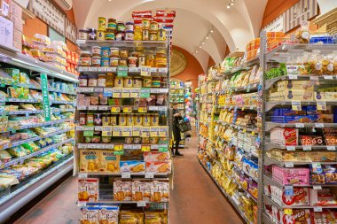 Roma, İtalya - Kasım 2017 yaklaşık: Carrefour Express içinde Roma'da mağaza. Sahibi ve Fransız perakendeci Carrefour tarafından işletilen Market Zinciri Carrefour Express olsun.