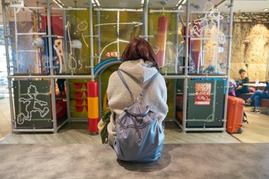 Milan Malpensa, İtalya - Kasım, 2017 yaklaşık: Milan-Malpensa Havaalanı Mcdonald's restoranda kadın.