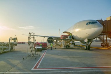 Uçak piste Doha Uluslararası Havaalanı'nda stand