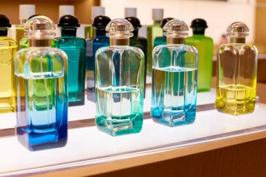 Rome, İtalya - Kasım, 2017 yaklaşık: Hermes parfüm şişe ekranda bir ikinci amiral gemisi mağaza, Rinascente Roma oturup.