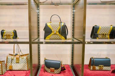 Milan, İtalya - Kasım, 2017 yaklaşık: Gucci çanta Rinascente ekranda. Rinascente yüksek kaliteli mağazaları oluşur.