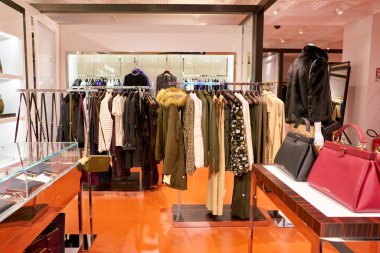 Rome, İtalya - Kasım, 2017 yaklaşık: kadın giyim bir ikinci amiral gemisi mağaza Rinascente Roma ekranda.