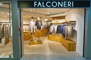 Milan Malpensa, İtalya - Kasım, 2017 yaklaşık: Milan-Malpensa Airport, terminali 1 Falconeri dükkanında