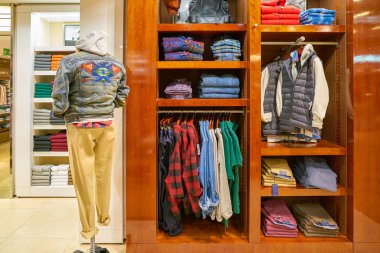 Milan, İtalya - Kasım, 2017 yaklaşık: çeşitli giysiler Rinascente ekranda. Rinascente yüksek kaliteli mağazaları oluşur.