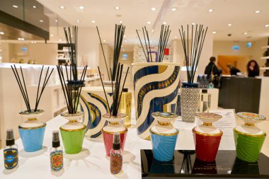 Rome, İtalya - Kasım, 2017 yaklaşık: bir ikinci amiral gemisi mağaza Rinascente Roma Merkezi'nde sergilenen ürünler çeşitli.