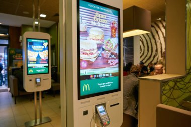 Rome, İtalya - Kasım, 2017 yaklaşık: öz Mcdonald's Restoran Roma kiosklar sipariş. 