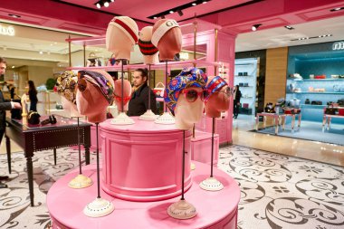 Rome, İtalya - Kasım, 2017 yaklaşık: Gucci ürünleri ekranda bir ikinci amiral gemisi mağaza, Rinascente Roma oturup.