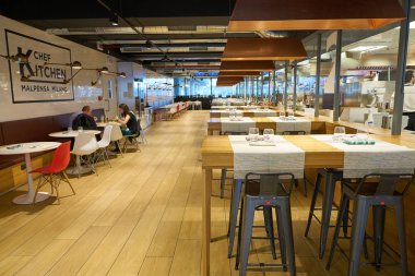 Milan Malpensa, İtalya - Kasım, 2017 yaklaşık: Chef mutfak Milan-Malpensa Havalimanı'nda.