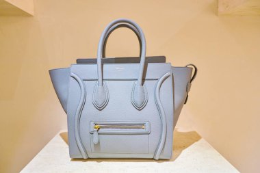 Milan, İtalya - Kasım, 2017 yaklaşık: yakından atış Celine çanta Rinascente ekranda. Rinascente yüksek kaliteli mağazaları oluşur.