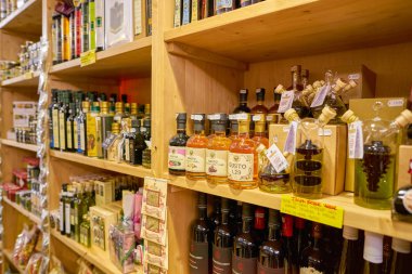 Roma, İtalya - Kasım 2017 yaklaşık: bir bakkal dükkanında Roma raflar.