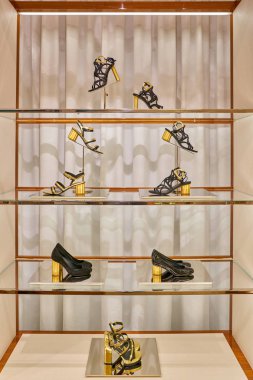 Roma, İtalya - Kasım, 2017 yaklaşık: Ekranda bir ikinci amiral gemisi mağaza Rinascente Roma, Salvatore Ferragamo Ayakkabı.
