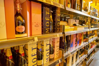 Milan, İtalya - Kasım, 2017 yaklaşık: mal Rinascente, Milan en üst kattaki ekranda çeşitli.