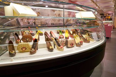 Rome, İtalya - Kasım, 2017 yaklaşık: çikolata ayakkabı bir ikinci amiral gemisi mağaza Rinascente Roma ekranda çeşitli.