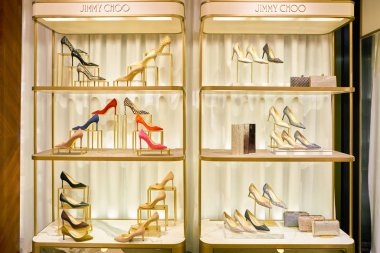 Rome, İtalya - Kasım, 2017 yaklaşık: Jimmy Choo ayakkabı bir ikinci amiral gemisi mağaza Rinascente Roma ekranda.