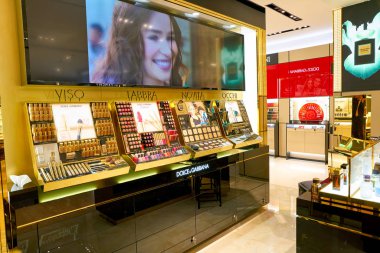 Rome, İtalya - Kasım, 2017 yaklaşık: Dolce & Gabbana güzellik ürünleri ekranda bir ikinci amiral gemisi mağaza, Rinascente Roma oturup. Dolce ve Gabbana bir İtalyan lüks moda ev.