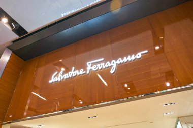 Milan, İtalya - Kasım, 2017 yaklaşık: Salvatore Ferragamo Rinascente şarkı. Rinascente yüksek kaliteli mağazaları oluşur.