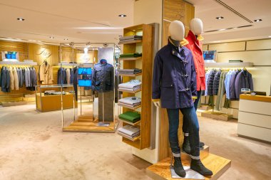 Milan, İtalya - Kasım, 2017 yaklaşık: çeşitli giysiler Rinascente ekranda. Rinascente yüksek kaliteli mağazaları oluşur.