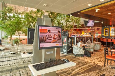 Singapur - Kasım, 2015 yaklaşık: Singapur Changi Havaalanı içinde.