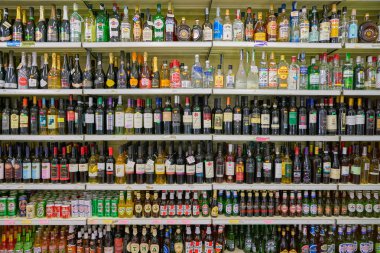 Rome, İtalya - Kasım 2017 yaklaşık: Roma markette şişelerde dolu raflar.