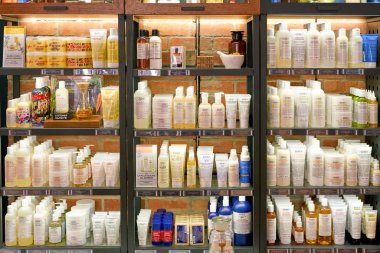 Rome, İtalya - Kasım, 2017 yaklaşık: Ekranda Kiehl'ın kozmetik otur. Kiehl's premium cilt, saç ve vücut bakım ürünleri konusunda uzmanlaşmış bir Amerikan kozmetik markası perakendeci olduğunu.