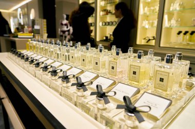 Rome, İtalya - Kasım, 2017 yaklaşık: Jo Malone parfüm şişe ekranda bir ikinci amiral gemisi mağaza, Rinascente Roma oturup.