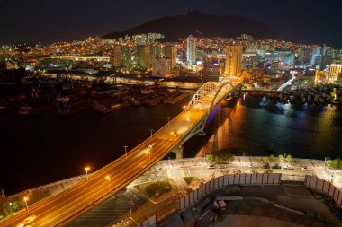 Busan, Güney Kore - Mayıs, 2017 yaklaşık: Busan Lotte Department Store üzerinden bir bakış. Eski Pusan bilinen Busan, Güney Kore'nin ikinci en çok kalabalık şehir Seul sonra olduğunu..