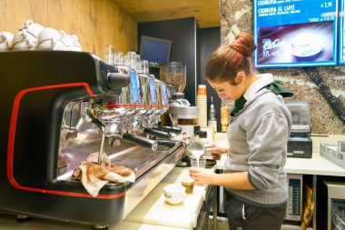 Milan, İtalya - Kasım, 2017 yaklaşık: çalışan bir Mccafe kahve dükkanında. Mcdonald's tarafından sahip olunan bir kahve evi tarzı yiyecek ve içecek zinciri, McCafe olduğunu.